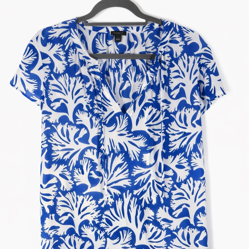 ✨ MAKE OFFER ✨ Ann Taylor Blue and White Printed V-Neck Blouse
